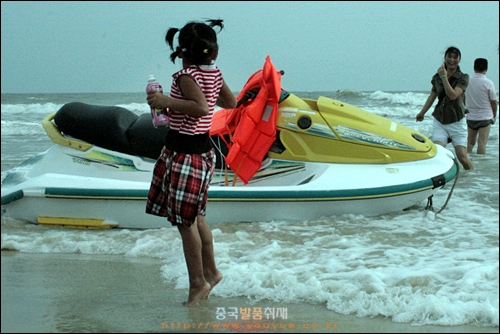 베이하이 인탄 해수욕장에서 노는 아이