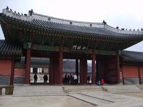 일제는 조선을 이씨조선, 조선의 왕을 이왕 이라 부르며 우리 조선의 역사와 정통성을 폄하하려는 간교한 의도로 오얏꽃 구리장식을 용마루에 박아 놓았다.