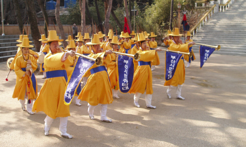 부산 시민취타대의 행진모습