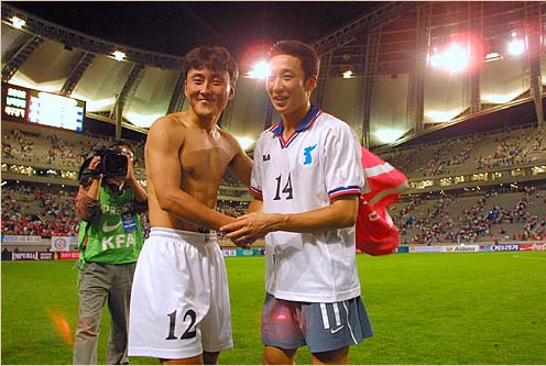 지난 2002년 열린 남북통일축구에서 북측 리경인(왼쪽)과 남측 최대욱이 유니폼을 교환하고 있다. 