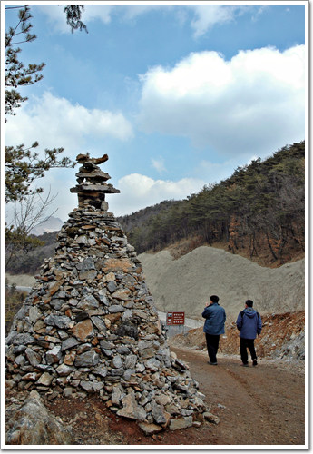 선암 마을의 한반도 지형을 보고 내려오는 길목에 있는 돌탑 
