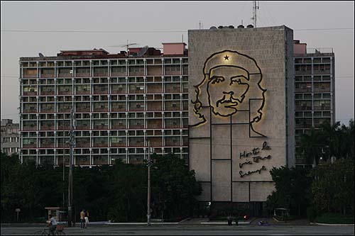 전설의 영웅 '체 게바라'의 얼굴상이 걸려 있는 쿠바 내무성 건물