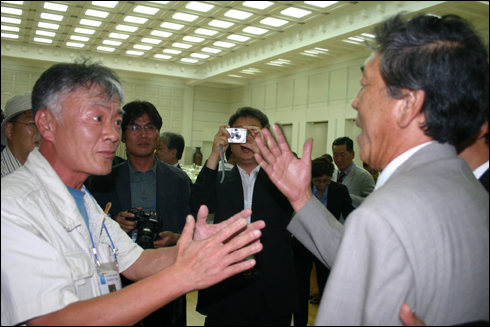 김훈 작가와 북측 남대현 작가(오른쪽)의 만남. 두 사람은 돈암초등학교 동창생으로 50여 년만에 만났다(2005. 7. 24 평양).

