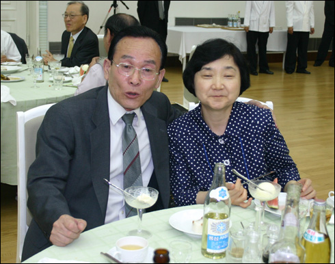 홍석중 작가(왼쪽)와 상명대 강영주 교수. 홍명희 연구의 대가인 강 교수가 홍명희 선생의 손자 홍석중씨와 반갑게 만났다.
