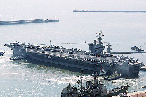 미 핵추진 항공모함 니미츠호가 28일 오전 11시경 부산 백운포 해군작전사령부 부두로 입항하고 있다. 