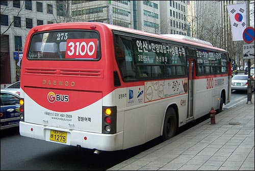 서울특별시 및 인천광역시의 광역버스와 같은 위계에 있는 경기도의 직행좌석버스. 직행좌석버스 노선 중 하나인 3100번 차량의 사진이다. 현재 서울특별시 광역버스에도 위와 같은 고급형 버스차량을 사용 중이다. 하지만, 서울 광역버스의 경우 서울 내 구간의 이용수요는 많지 않다.