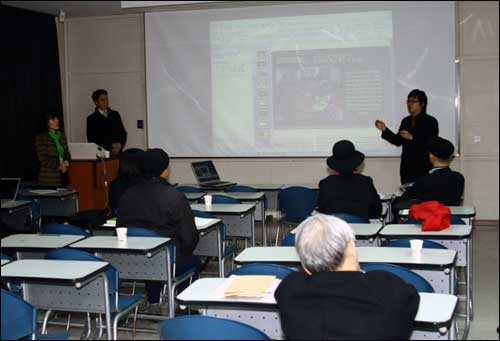 학술회의 모습 경희대 수원캠퍼스에서 열린 한국어정보학회 학술대회 모습, 이 자리서 새로운 휴대전화 자판과 입력방식이 시연, 발표되었다.