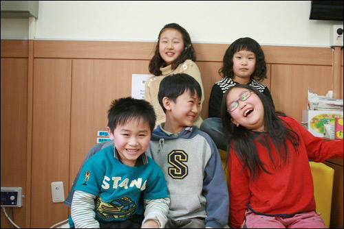 학교가 놀이터인 아이들. 현석이(가운데)와 동생 강석이(왼쪽 첫번째).