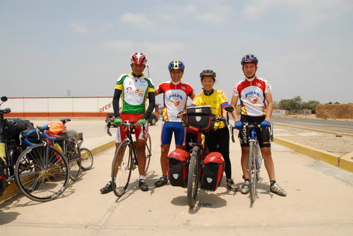 Qwer , Aron, Edwin과 함께 치클라요에서 투쿠메까지40km 를 달리면서 내가 입고 있는 옷이 Ower가 만들어준 자전거 티셔츠이다. 