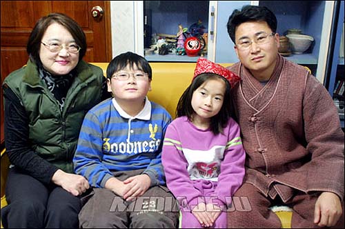 왼쪽부터 호소미노리꼬씨와 아들 제우, 딸 락희, 남편 조정기씨.