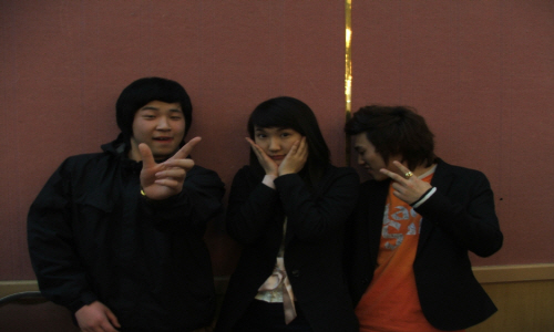 신입생 강현욱(왼쪽), 나혜주(중간) 학우, 오른쪽은 이들의 친구 
