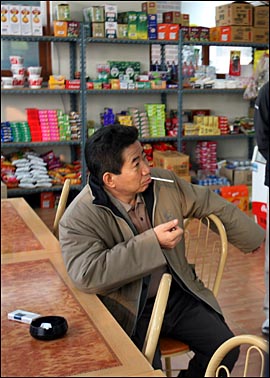 '노간지'를 탄생시킨 사진 한장. 봉하마을 상점에서 담배를 꼬나물고 있는 '시민 노무현'의 모습이 보도되면서, 퇴임 이후 최고 인기를 누리고 있다.