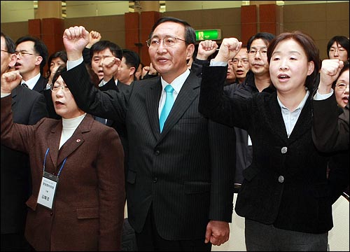  민주노동당 탈당을 선언한 심상정, 노회찬 의원이 2일 서울 용산구 백범기념관에서 열린 진보신당 창당준비위원회 결성대회에서 '님을 위한 행진곡'을 부르고 있다.