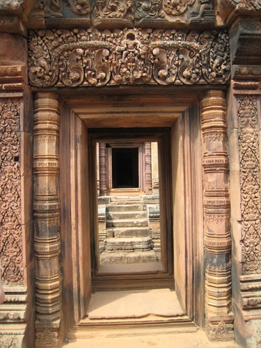 신전의 내부를 향하는 아름다운 문, 마치 나무레 세긴 듯 그 조각이 화려하고 깊다.