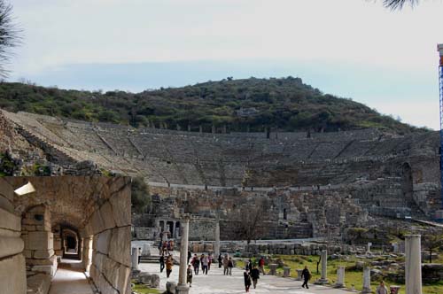 고대로마 도시의 원형극장 중에서 가장 규모가 큰 원형극장이다. 기독교도를 맹수의 밥으로 희생시킨 곳이기도 하다.  