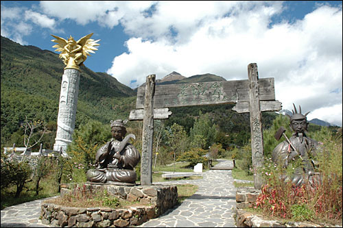 리장 동파(東巴)공원 입구에 세워진 대붕신조와 동파신상은 신화촌 장인들이 현지에 가서 제작한 것이다.
