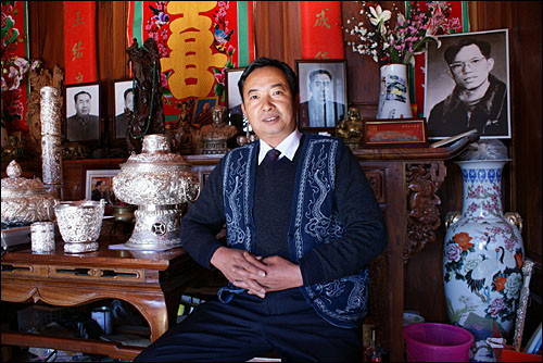 유네스코가 수여한 민간공예미술대사의 칭호를 얻은 신화촌 장인 춘파뱌오. 춘 장인은 라싸에서 지낸 10년이 티베트 문화와 라마불교에 대한 이해를 더욱 깊게 했다고 말한다.