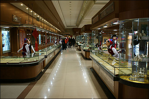 밀려드는 관광객으로 인해 신화촌 내에는 금·은 수공예품을 파는 쇼핑센터도 생겼다.