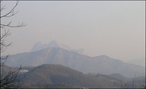 혜음령 고개 마루에서 바라본 삼각산.