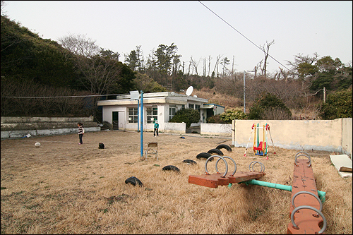  나홀로 입학생 민재가 다닐 서소우이도에 있는 서리분교 전경. 교실 한 칸, 관사 한 칸, 농구대 하나.... 모든 게 작고 좁지만 민재의 꿈만 크고 넓기를...