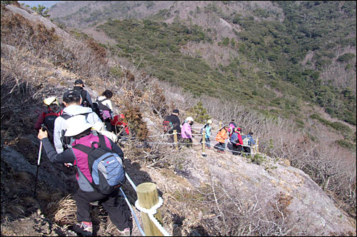  전남 진도 접도에 산도 오르고 바닷가도 걷는 신기한 등산로