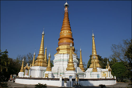 전형적인 버마식 불탑인 광무허마오금탑. 17세기에 세워져 더홍자치주에서 원형을 보존한 몇 안 되는 불교유적이다.