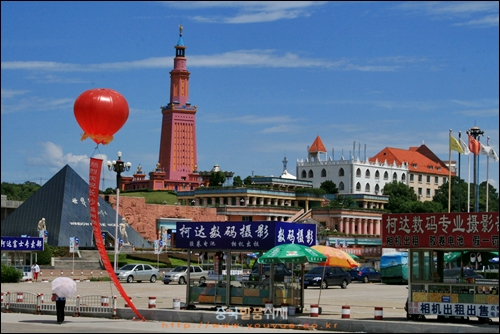 후난 창사에 있는 세계건축물 전시장 및 놀이공원이 '세계의 창' 전경, 가운데 우뚝 솟은 건물은 알렉산드리아 등탑