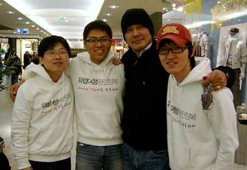 영화 '밤과 낮'의 남자 주인공 배우 김영호가 베를린의 한 쇼핑몰에서 원정대(사진 왼쪽부터 방콕남, 이기자, 타블로)와 함께 어깨동무를 하며 사진을 찍고 있다.  