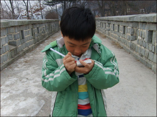  강화도 광성보에서 열심히 자신의 느낌을 적고 있는 어린이 기자.