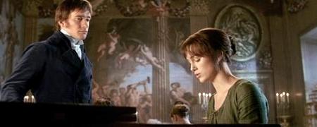 영화의 한 장면 피아노 앞에 앉은 엘리자베스...