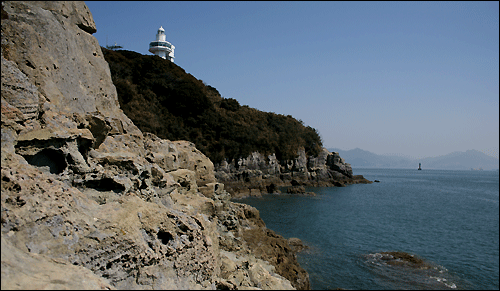 오동도 등대 용굴 가는 길에서 바라본 오동도 등대