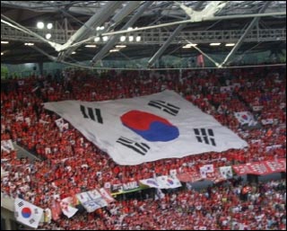  2006 독일월드컵 본선 한국과 스위스의 경기에서 태극기를 흔드는 한국 축구팬들