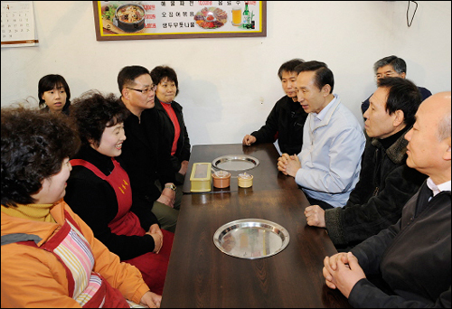 3월 8월 자양동 골목시장을 방문한 이명박 대통령이 상인들과 함께 국밥집을 찾았다.