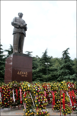마오쩌둥 고향에 있는 동상광장 앞에 많은 화환이 놓여있다