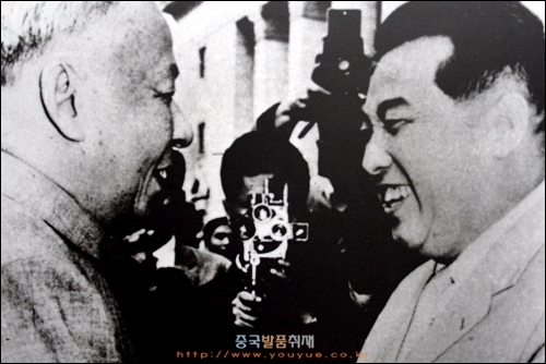 류사오치 기념관에 있는 방중한 김일성 주석을 환영하고 있는 사진