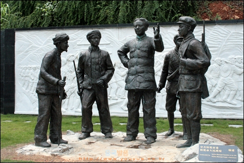 샤오산 베이린에 있는 마오쩌둥 조각상