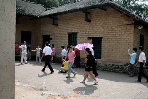마오쩌둥 고거를 방문한 중국사람들