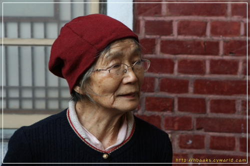 여든다섯 나이에도 야무지게 살아가시는 박정희 할머님은, 당신 살던 옛집을 손수 추슬러서 고운 전시관으로 꾸미려고 마음을 기울이고 있습니다.