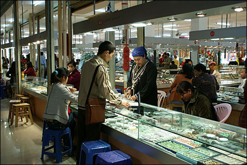타이리보석상가는 관광객을 대상으로 한 소량의 비취·옥 판매를 전문으로 한다.