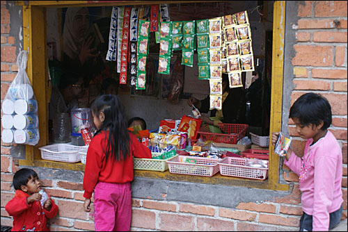 볜마오제 주택가에 있는 한 일용상품 가게. 가게에서 판매되는 물품 대부분은 인편을 통해 버마나 태국에서 들여온 것이다.