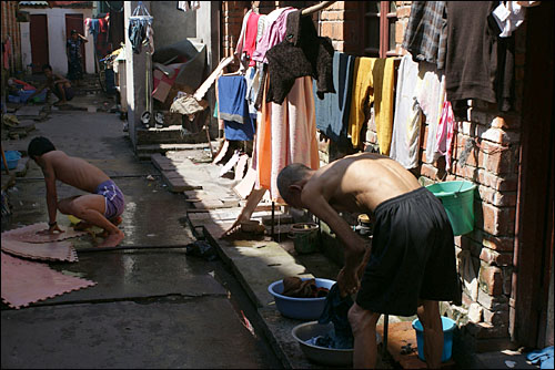 열악한 생활환경의 '꼬방집'에서 살아가는 루이리 버마인들. 거주조건은 열악하지만 최소한의 일자리가 있어 이들의 삶은 버마에서보다는 한결 낫다.