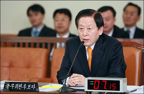 김하중 통일부장관 후보자가 10일 국회 통일외교통상위원회에서 열린 인사청문회에서 의원들의 질의에 답하고 있다.