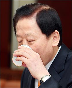 김하중 통일부장관 후보자가 10일 국회 통일외교통상위원회에서 열린 인사청문회에서 의원들의 질의에 잠시 물을 마시고 있다.