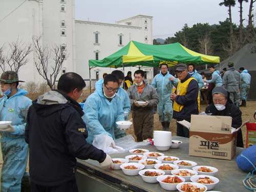 재난 초기 군부대 간식 제공 재난사고 발생즉시 출동한 군부대들을 발빠르게 찾아다니며 간식 제공을 한 태안성당 봉사팀이 재난 초기 만리포에서 봉사하고 있는 모습 