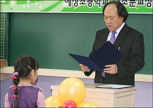  입학식, 본교 문원식 교장 선생님 말씀을 듣는 중인 현아.