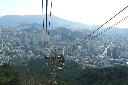 금강공원 케이블카 금강공원에서 케이블카를 이용하면 쉽게 오를 수 있다.