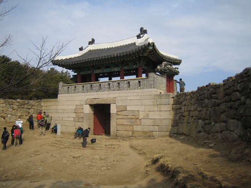 남문 남문으로도 많은 등산객들이 찾는다. 만덕고개를 넘어 만덕동에서 이르는 길도 있고 표지판이 잘 되어 있다.