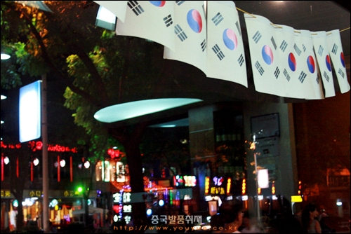 이창 시내의 한 한국요리 식당, 창문에 걸린 태극기