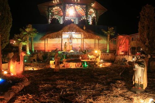 마을 중심에 만들어 놓은 크리스마스 장식. 예수님의 탄생을 모티브로 했다.