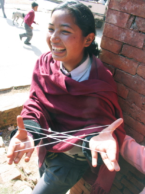 네팔 소녀가 실 하나로 즐거운 한때를 보내고 있다. 내 어린시절의 모습이 겹쳐져 책장을 오래 넘기지 못했다. 
